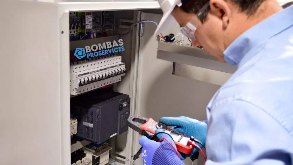 Técnico midiendo un tablero eléctrico de Bombas Proservices
