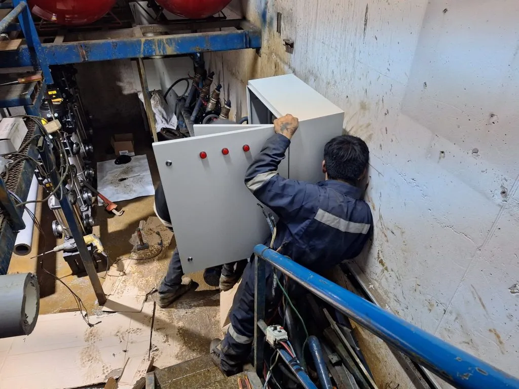Trabajo en tablero de sala de bombas de agua