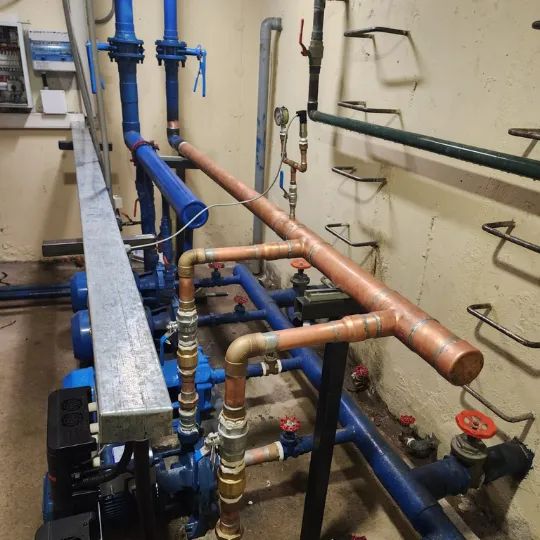 ¿Cuándo se debe realizar el cambio del manifold en una sala de bombas? 6