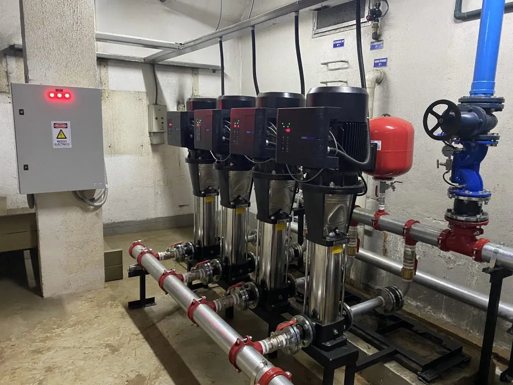 Sala de bombas con tablero eléctrico