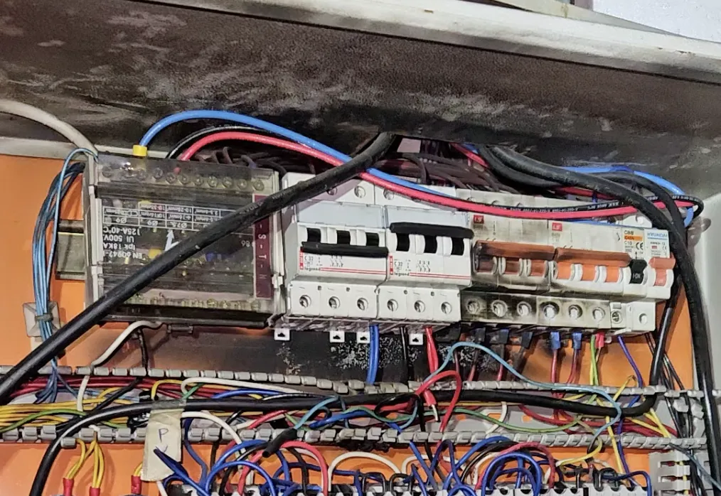 (Tablero eléctrico en mal estado)
